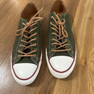 USED Men’s Low Top Converse size 9.5